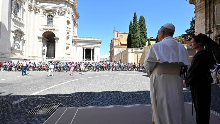 2025.06.01 Passaggio del Giro dâ  Italia e Benedizione di Papa Leone XIV