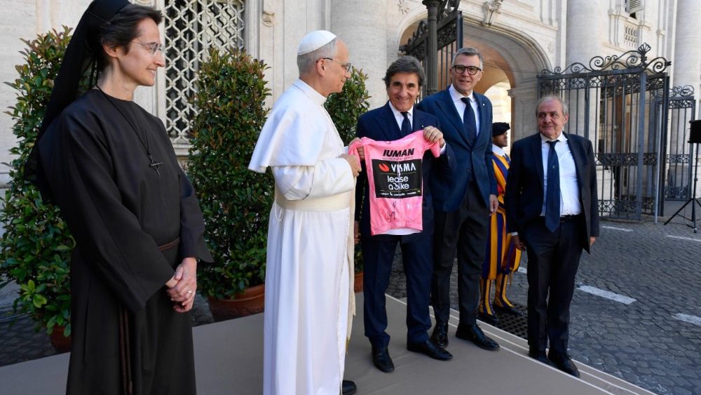 2025.06.01 Passaggio del Giro dâ  Italia e Benedizione di Papa Leone XIV