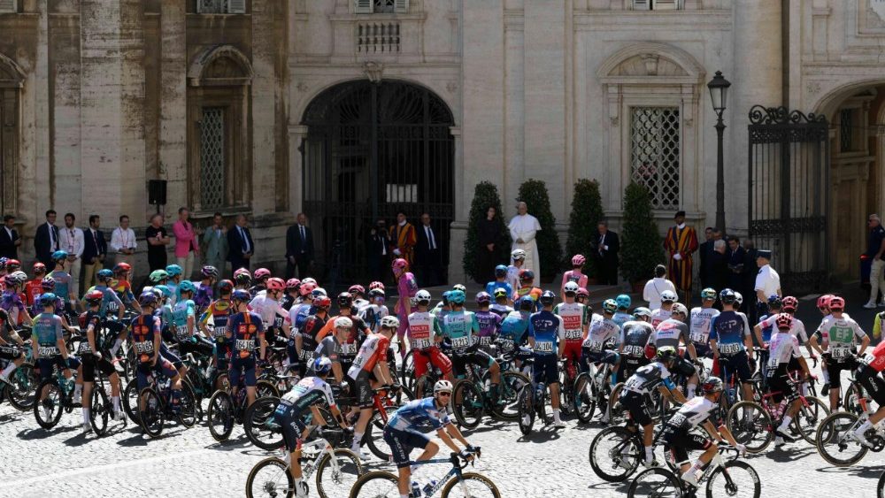 2025.06.01 Passaggio del Giro dâ  Italia e Benedizione di Papa Leone XIV