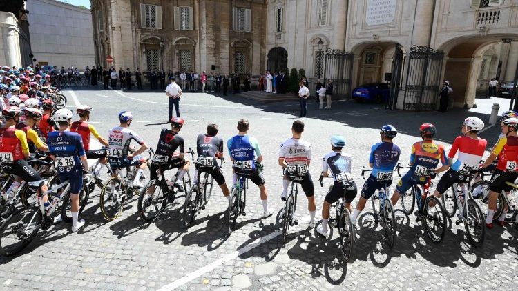 2025.06.01 Passaggio del Giro dâ  Italia e Benedizione di Papa Leone XIV