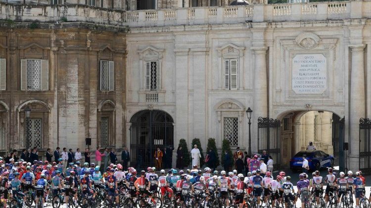 Tour du Giro d'Italia à travers le Vatican et bénédiction par le Pape Léon XIV, dimanche 1er juin 2025.  