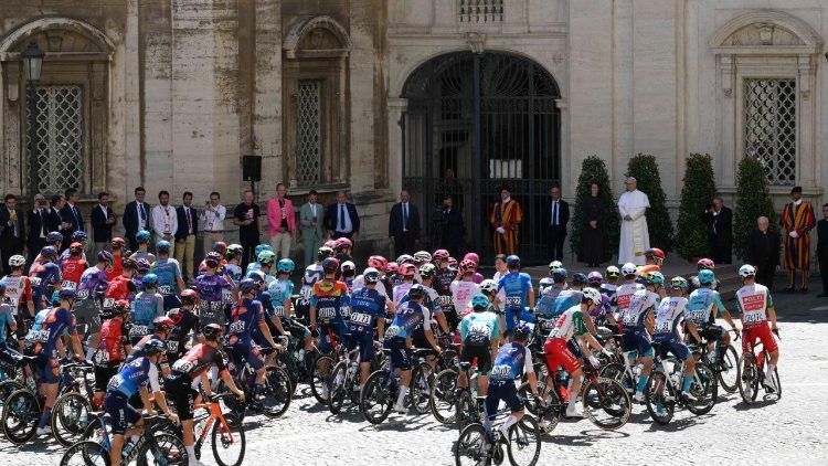 Папата приветства Колоездачите от "Обиколката на Италия