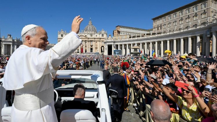 Il saluto di Leone XIV alla folla in papamobile prima della Messa