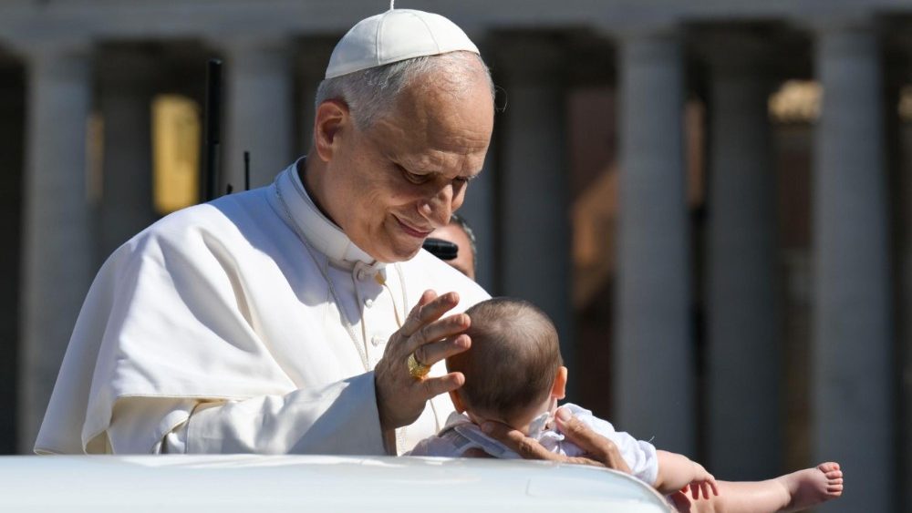 Le Pape Léon XIV bénit un enfant lors de la messe du Jubilé des familles. 