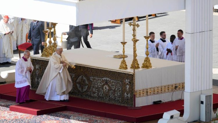 Leó pápa szentmisét mutat be