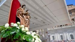 Mama Kanisa anawaalika waamini na watu wote wenye mapenzi mema kukimbilia ulinzi na tunza ya Bikira Maria, Mama wa Kanisa.