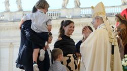 Papież błogosławi rodziny