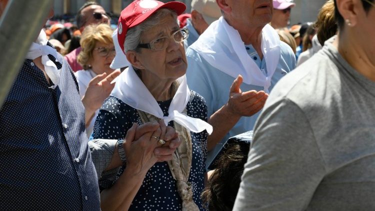 Anziani in Piazza San Pietro in occasione del Giubileo delle famiglie, dei bambini, dei nonni e degli anziani (1 giugno 2025)