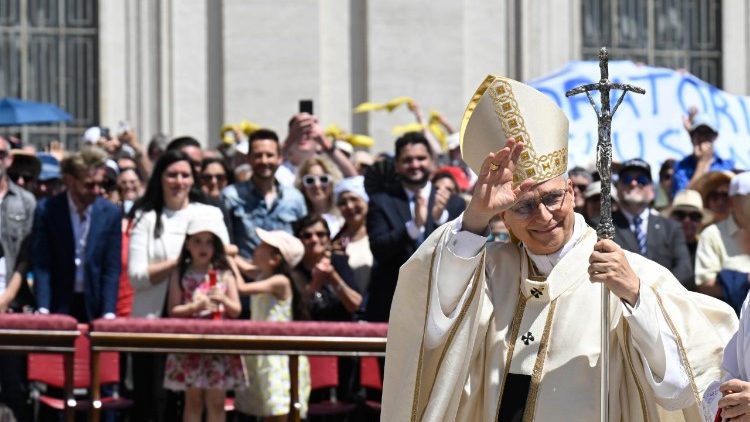 Papa pozdravlja prisutne nakon euharistijskog slavlja