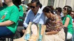 Deux pèlerins sur la place Saint-Pierre. 