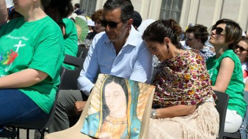 Le Pape encourage les familles à être «de petites églises domestiques»