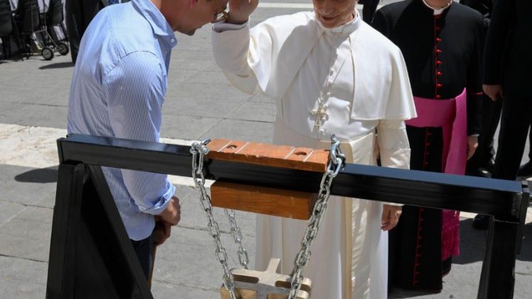 Leone XIV benedice la campana 