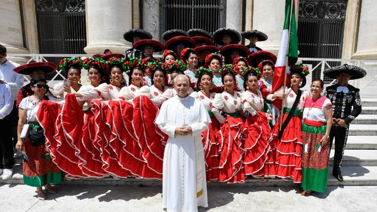 Leone XIV con un gruppo venuto dal Messico