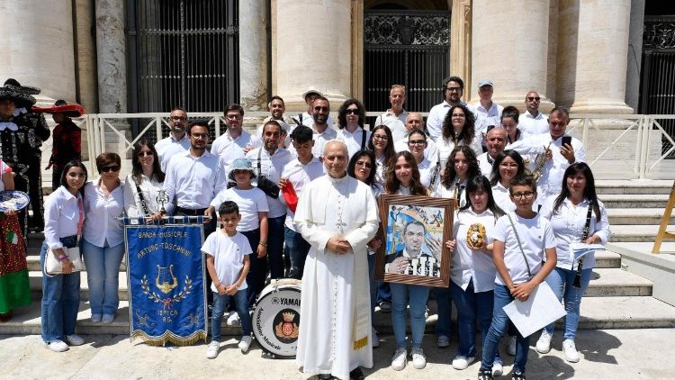 Il Papa con i musicisti della banda Arturo Toscanini di Ispica, in provincia di Ragusa