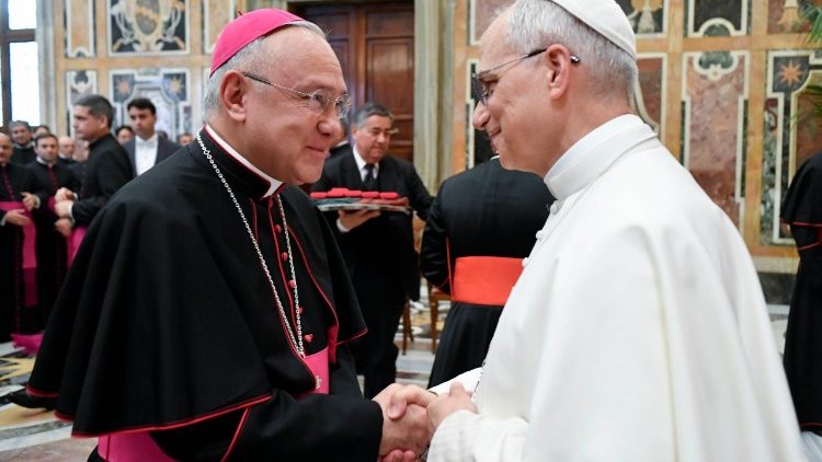 Papa Leone XIV con il sostituto per gli Affari generali, l'arcivescovo Peña Parra