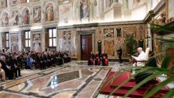 "V Cerkvi se torej vse razumeva v povezavi z milostjo: ustanova obstaja zato, da bi bila vedno na voljo milost, karizme pa so podeljene, da bi bila ta milost sprejeta in bi obrodila sadove."