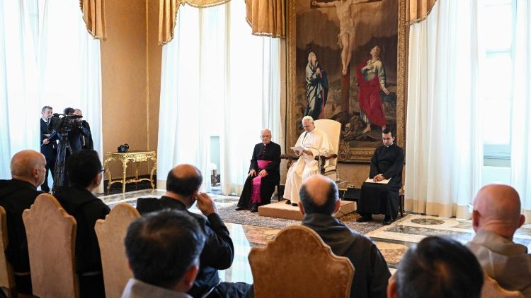 Leono XIV audiencija trijų skirtingų charizmų kongregacijų atstovamas