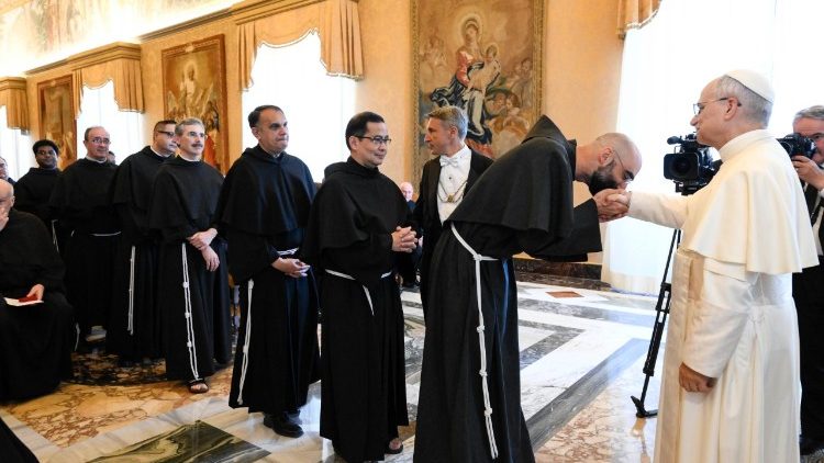 Papa Leão XIV durante o encontro com os religiosos