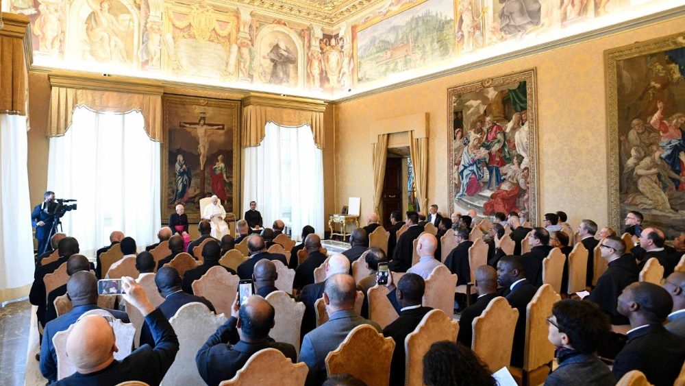 Papa Leão XIV durante o encontro com os religiosos