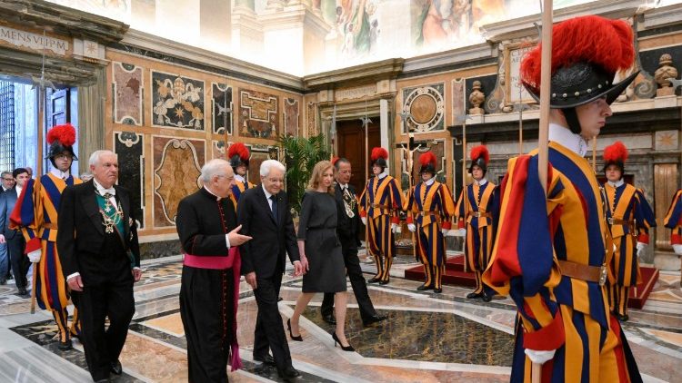 Raais Mattarella akiingia mjini Vatican ili kukutana na Papa Leo XIV