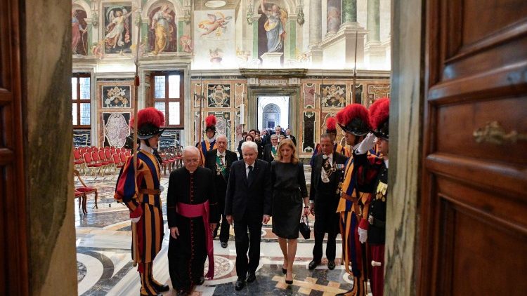 Wakati wa Rais Kusindikizwa katika ofisi ya Papa