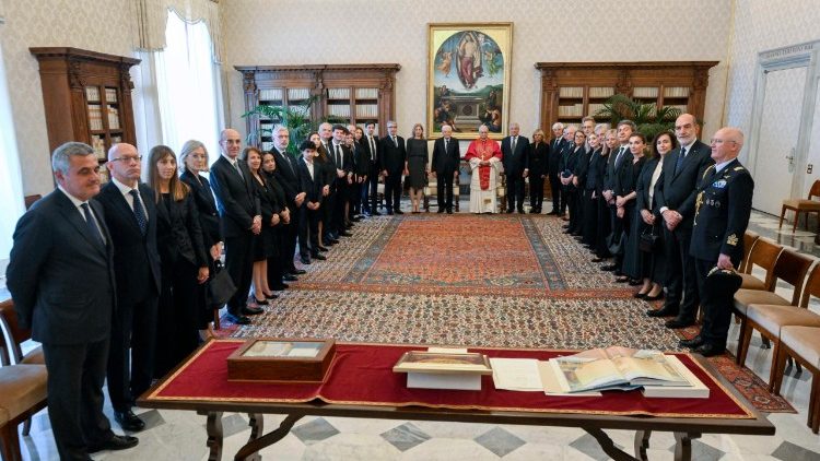 Picha ya Pamoja na kundi zima kikundi kilichomsindikiza Rais wa Italia kwa Papa