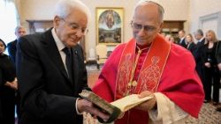 Папата с италианския президент