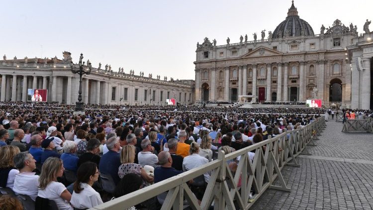 Der Petersplatz an diesem Samstagabend