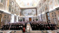 ലിയൊ പതിനാലാമൻ പാപ്പാ, നിഖ്യാസൂനഹദോസിൻറെ ആയിരത്തിയെഴുനൂറാം (1700) വാർഷികത്തോടനുബന്ധിച്ചു ജൂൺ 4-7 വരെ റോമിൽ സംഘടിപ്പിക്കപ്പെട്ട എക്യുമെനിക്കൽ ചർച്ചായോഗത്തിൽ സംബന്ധിച്ചവരുമൊത്ത് .