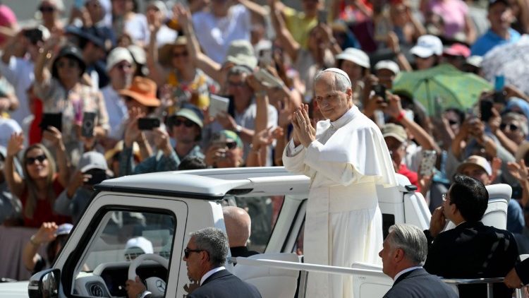 Leone mentre saluta fedeli e pellegrini