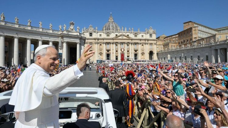 Papst Leo XIV. auf dem Petersplatz