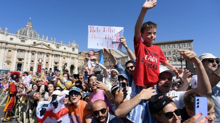 Alcuni pellegrini in piazza San Pietro