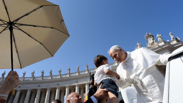 Il Papa mentre benedice un bambino