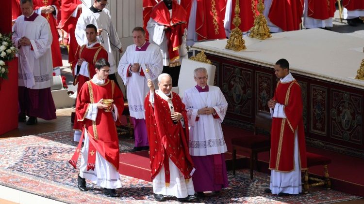 Սուրբ Պետրոս հրապարակին վրայ Պենտեկոստէի Սուրբ Պատարագ