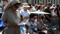 Piazza san Pietro gremita di fedeli per la Messa di Pentecoste e il Regina Caeli con Papa Leone XIV