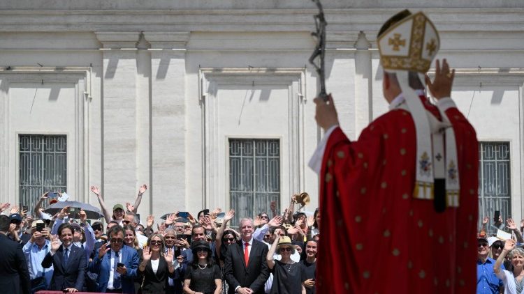 Il Pontefice mentre saluta alcuni partecipanti alla Messa