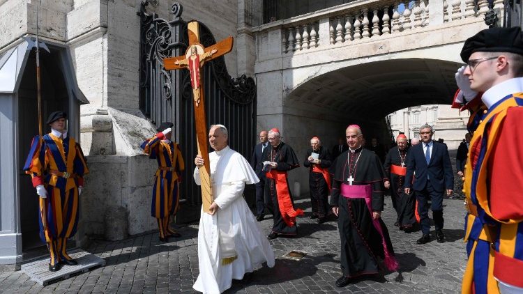 Đức Thánh Cha Lêô XIV vác Thánh Giá Năm Thánh