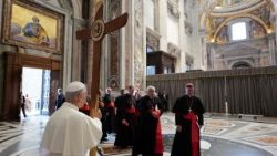 2025.06.09 Svētā Krēsla darbinieku Jubilejas dalībnieki pa Svētajam durvīm ienāk Svētā Pētera bazilikā