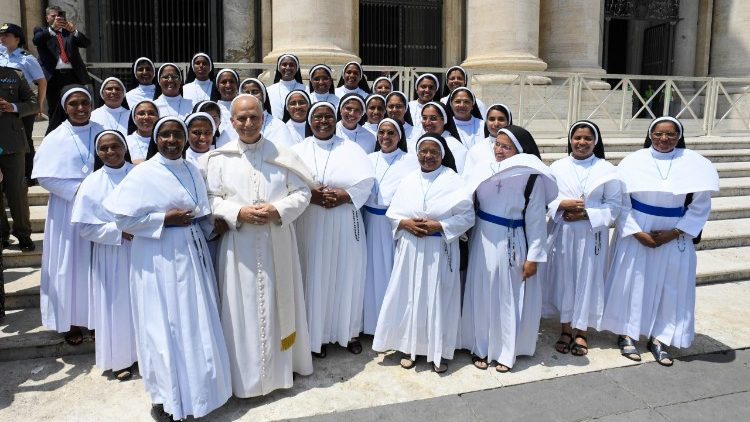 Szerzetesnők az audienci&aacute;n