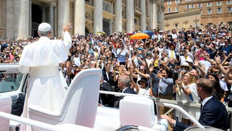 Le&oacute; p&aacute;pa k&ouml;sz&ouml;nti a h&iacute;veket