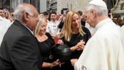 Папа вітае ўдзельнікаў Юбілею спорту