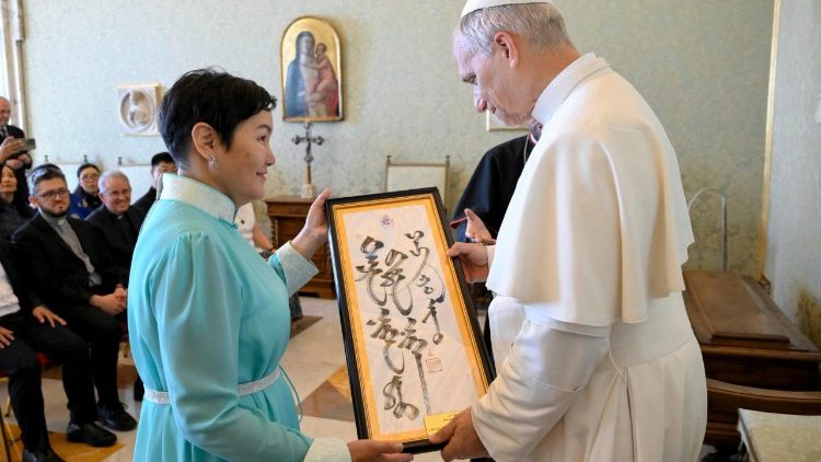 Uma foto fornecida pela mídia do Vaticano mostra o Papa Leão XIV (E) durante uma audiência privada com o cardeal italiano Giorgio Marengo no Vaticano, Cidade do Vaticano, 17 de junho de 2025.