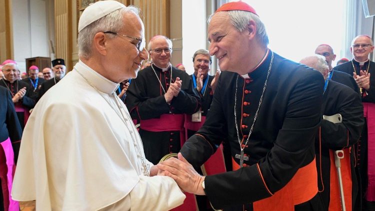 Il Papa saluta il cardinale Zuppi, presidente della Conferenza Episcopale italiana