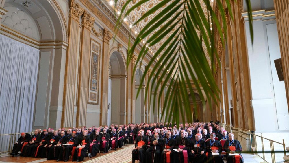 La papa Leon al XIV-lea, membrii Conferinței episcopale italiene (CEI)