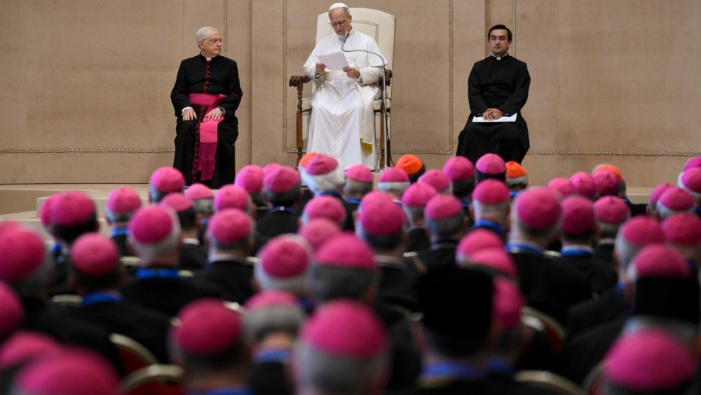 La papa Leon al XIV-lea, membrii Conferinței episcopale italiene (CEI)