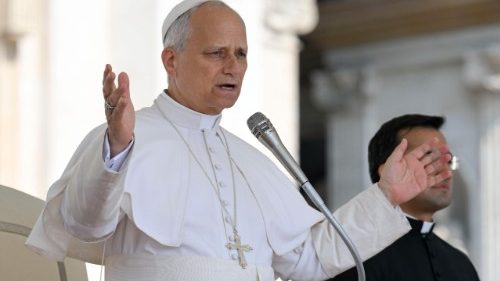 Papež Lev XIV.: Vol&aacute;n&iacute; z m&iacute;st, kde se v&aacute;lč&iacute;, dr&aacute;s&aacute; c&iacute;rkvi srdce