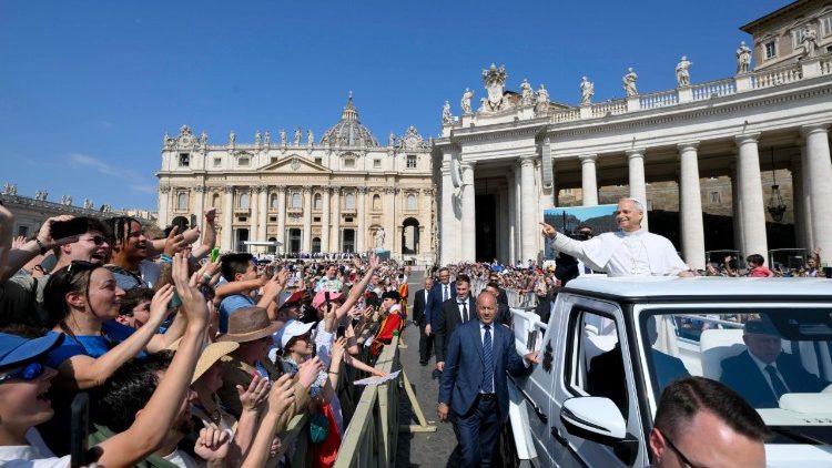 El saludo del Papa a los fieles presentes en la audiencia general