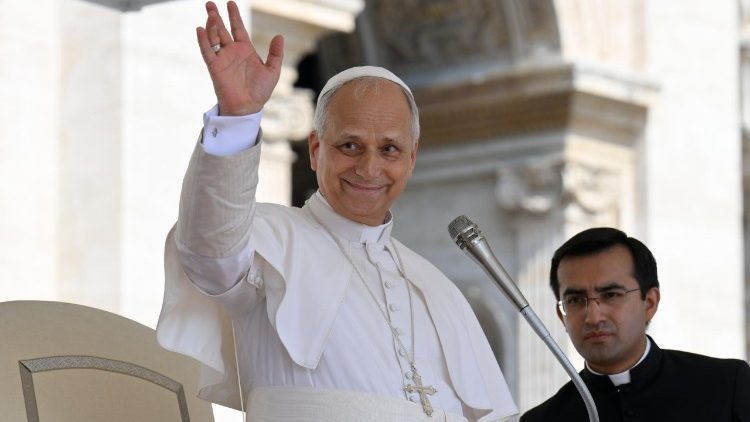 León XIV durante la audiencia general en la plaza de San Pedro