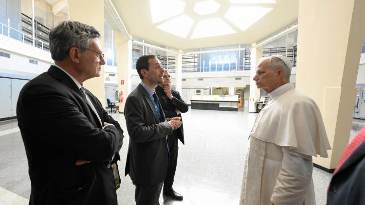 Leone XIV al Centro di S. Maria di Galeria, a sin. il prefetto del Dicastero per la Comunicazione Paolo Ruffini