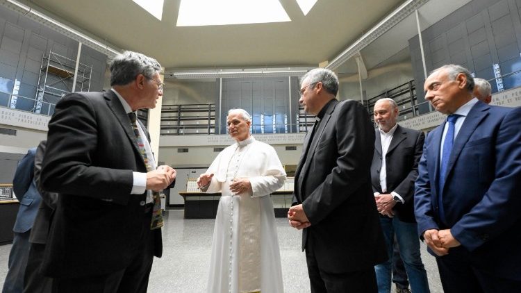 Папата със служителите на центъра